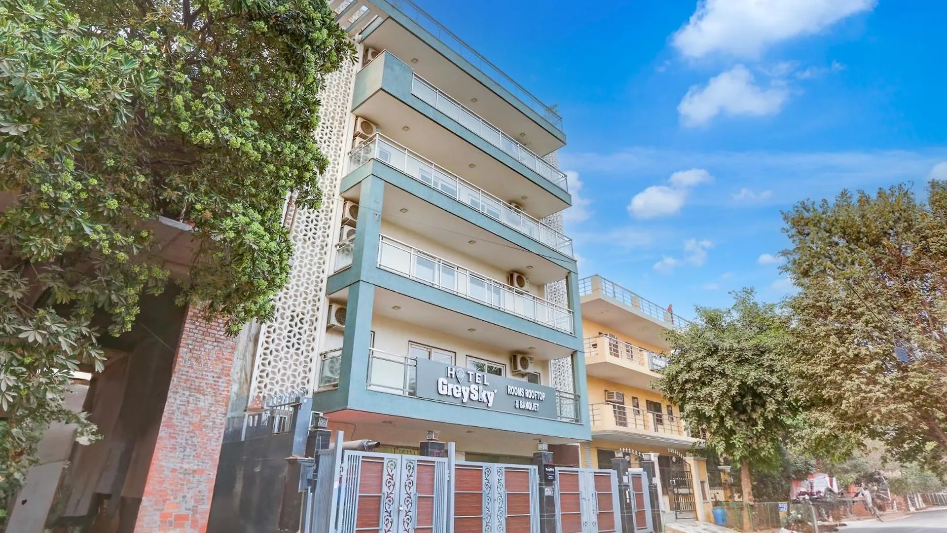 Hotel Greysky Near Medanta Hospital Gurgaon